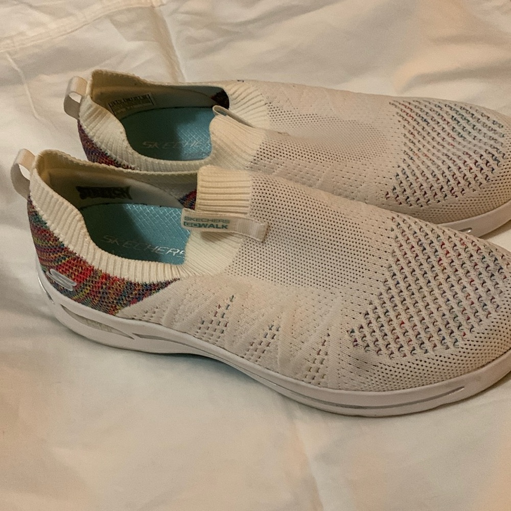 SKETCHERS “Arch Fit” GO WALK Slip-Ons